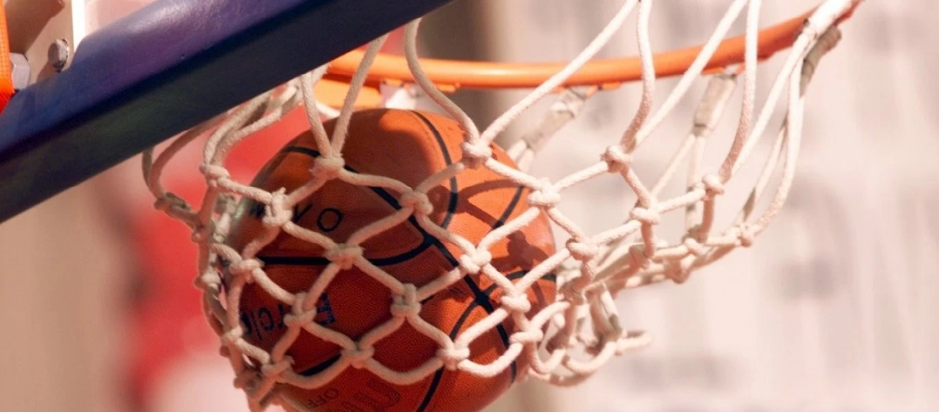 Ισπανία: Παίκτης σκόραρε με... κάρφωμα στο καλάθι της ομάδας του (βίντεο)